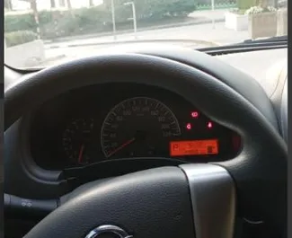Frontansicht eines Mietwagens Nissan Sunny in Dubai, VAE ✓ Auto Nr.13676. ✓ Automatisch TM ✓ 0 Bewertungen.