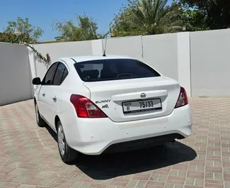 Frontansicht eines Mietwagens Nissan Sunny in Dubai, VAE ✓ Auto Nr.13678. ✓ Automatisch TM ✓ 0 Bewertungen.