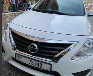 Frontansicht eines Mietwagens Nissan Sunny in Dubai, VAE ✓ Auto Nr.13680. ✓ Automatisch TM ✓ 0 Bewertungen.