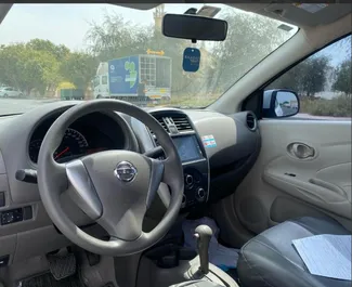Frontansicht eines Mietwagens Nissan Sunny in Dubai, VAE ✓ Auto Nr.13681. ✓ Automatisch TM ✓ 0 Bewertungen.