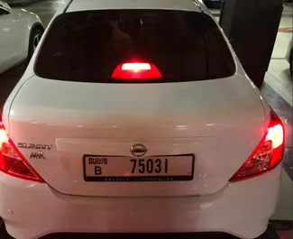 Frontansicht eines Mietwagens Nissan Sunny in Dubai, VAE ✓ Auto Nr.13682. ✓ Automatisch TM ✓ 0 Bewertungen.