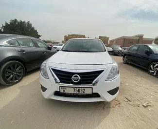 Benzin 1,5L Motor von Nissan Sunny 2024 zur Miete in Dubai.