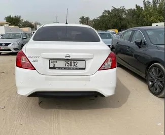 Frontansicht eines Mietwagens Nissan Sunny in Dubai, VAE ✓ Auto Nr.13683. ✓ Automatisch TM ✓ 0 Bewertungen.
