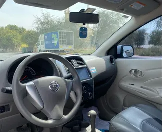 Frontansicht eines Mietwagens Nissan Sunny in Dubai, VAE ✓ Auto Nr.13684. ✓ Automatisch TM ✓ 0 Bewertungen.