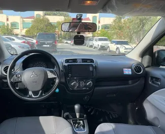 Frontansicht eines Mietwagens Mitsubishi Attrage in Dubai, VAE ✓ Auto Nr.13923. ✓ Automatisch TM ✓ 0 Bewertungen.