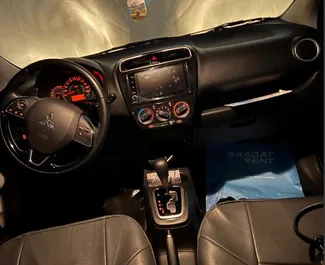Frontansicht eines Mietwagens Mitsubishi Attrage in Dubai, VAE ✓ Auto Nr.13925. ✓ Automatisch TM ✓ 0 Bewertungen.