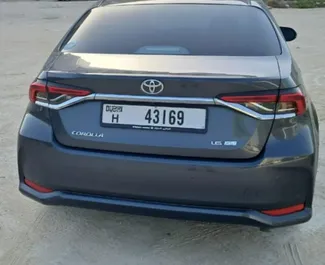 Frontansicht eines Mietwagens Toyota Corolla Sedan in Dubai, VAE ✓ Auto Nr.13928. ✓ Automatisch TM ✓ 0 Bewertungen.