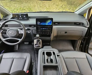 Frontansicht eines Mietwagens Hyundai Staria in Minsk, Weißrussland ✓ Auto Nr.13999. ✓ Automatisch TM ✓ 0 Bewertungen.