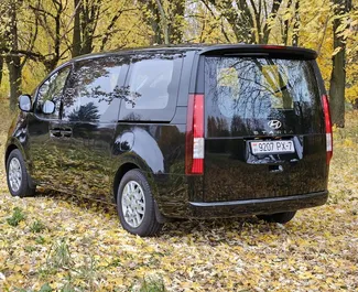 Vermietung Hyundai Staria. Komfort, Minivan Fahrzeug zur Miete in Weißrussland ✓ Kaution Einzahlung von 500 USD ✓ Versicherungsoptionen KFZ-HV, TKV, VKV Plus, Diebstahlschutz, Ausland, Junge.