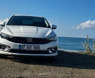 Frontansicht eines Mietwagens Fiat Egea in Alanya, Türkei ✓ Auto Nr.13535. ✓ Schaltgetriebe TM ✓ 0 Bewertungen.