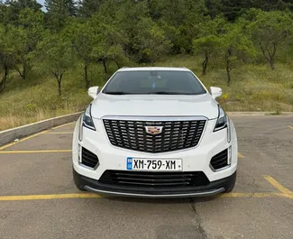 Frontansicht eines Mietwagens Cadillac XT4 in Tiflis, Georgien ✓ Auto Nr.13934. ✓ Automatisch TM ✓ 0 Bewertungen.
