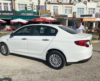 Frontansicht eines Mietwagens Fiat Egea in Fethiye, Türkei ✓ Auto Nr.11778. ✓ Schaltgetriebe TM ✓ 0 Bewertungen.