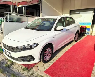Frontansicht eines Mietwagens Fiat Egea in Fethiye, Türkei ✓ Auto Nr.11756. ✓ Schaltgetriebe TM ✓ 0 Bewertungen.