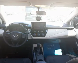 Frontansicht eines Mietwagens Toyota Corolla Sedan in Dubai, VAE ✓ Auto Nr.13973. ✓ Automatisch TM ✓ 0 Bewertungen.