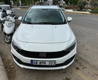 Frontansicht eines Mietwagens Fiat Egea in Fethiye, Türkei ✓ Auto Nr.11779. ✓ Schaltgetriebe TM ✓ 0 Bewertungen.