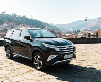 Frontansicht eines Mietwagens Toyota Rush in Tiflis, Georgien ✓ Auto Nr.13649. ✓ Automatisch TM ✓ 0 Bewertungen.