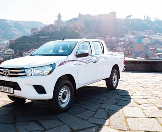 Frontansicht eines Mietwagens Toyota Hilux in Tiflis, Georgien ✓ Auto Nr.13655. ✓ Automatisch TM ✓ 0 Bewertungen.