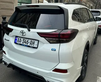 Frontansicht eines Mietwagens Toyota Rush in Tiflis, Georgien ✓ Auto Nr.13648. ✓ Automatisch TM ✓ 0 Bewertungen.