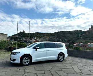 Mietwagen Chrysler Voyager 2023 in Georgien, mit Benzin-Kraftstoff und 287 PS ➤ Ab 209 GEL pro Tag.
