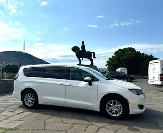 Vermietung Chrysler Voyager. Komfort, Minivan Fahrzeug zur Miete in Georgien ✓ Kaution Keine Kaution ✓ Versicherungsoptionen KFZ-HV, VKV Plus, VKV Komplett, Insassen.