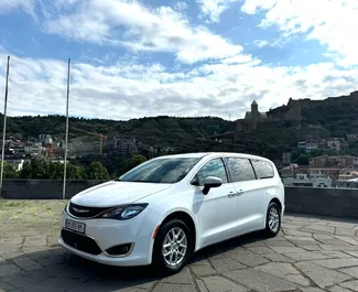 Frontansicht eines Mietwagens Chrysler Voyager in Tiflis, Georgien ✓ Auto Nr.13653. ✓ Automatisch TM ✓ 0 Bewertungen.