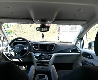 Chrysler Voyager 2023 zur Miete verfügbar in Tiflis, mit Kilometerbegrenzung unbegrenzte.