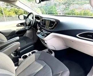 Innenraum von Chrysler Voyager zur Miete in Georgien. Ein großartiges 7-Sitzer Fahrzeug mit Automatisch Getriebe.