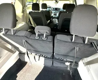 Chrysler Voyager 2023 mit Antriebssystem Frontantrieb, verfügbar in Tiflis.