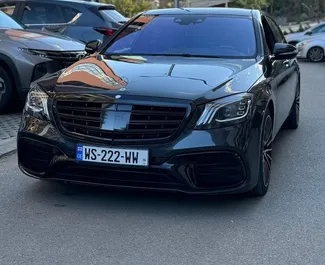 Frontansicht eines Mietwagens Mercedes-Benz S500 in Tiflis, Georgien ✓ Auto Nr.13656. ✓ Automatisch TM ✓ 0 Bewertungen.