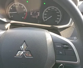 Frontansicht eines Mietwagens Mitsubishi Xpander in Dubai, VAE ✓ Auto Nr.13986. ✓ Automatisch TM ✓ 0 Bewertungen.