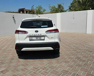 Mietwagen Toyota Corolla Cross 2025 in VAE, mit Hybride-Kraftstoff und 196 PS ➤ Ab 147 AED pro Tag.