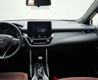 Vermietung Toyota Corolla Cross. Wirtschaft, Komfort, Crossover Fahrzeug zur Miete in VAE ✓ Kaution Einzahlung von 500 AED ✓ Versicherungsoptionen KFZ-HV, VKV Plus, Diebstahlschutz.