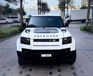 Mietwagen Land Rover Defender 2024 in VAE, mit Benzin-Kraftstoff und 395 PS ➤ Ab 800 AED pro Tag.