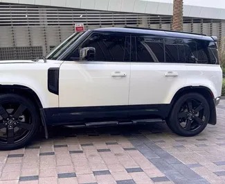 Benzin 5,0L Motor von Land Rover Defender 2024 zur Miete in Dubai.