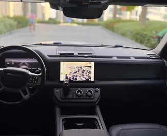 Innenraum von Land Rover Defender zur Miete in VAE. Ein großartiges 5-Sitzer Fahrzeug mit Automatisch Getriebe.