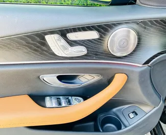 Mercedes-Benz E350 2022 zur Miete verfügbar in Dubai, mit Kilometerbegrenzung unbegrenzte.