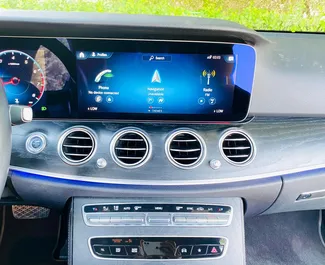 Innenraum von Mercedes-Benz E350 zur Miete in VAE. Ein großartiges 5-Sitzer Fahrzeug mit Automatisch Getriebe.