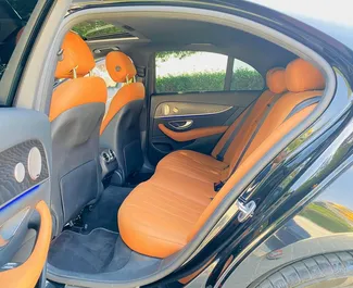 Mercedes-Benz E350 2022 mit Antriebssystem Heckantrieb, verfügbar in Dubai.