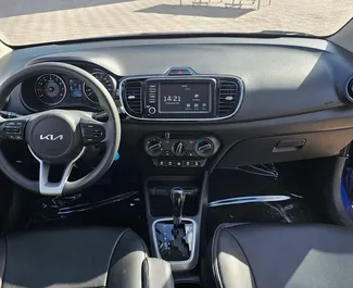 Frontansicht eines Mietwagens Kia Pegas in Dubai, VAE ✓ Auto Nr.13996. ✓ Automatisch TM ✓ 0 Bewertungen.