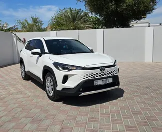 Mietwagen Toyota Corolla Cross 2025 in VAE, mit Hybride-Kraftstoff und 196 PS ➤ Ab 147 AED pro Tag.
