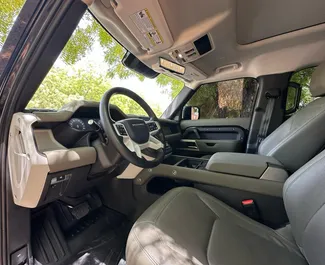 Land Rover Defender 2024 mit Antriebssystem Allradantrieb, verfügbar in Dubai.