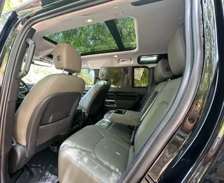 Innenraum von Land Rover Defender zur Miete in VAE. Ein großartiges 5-Sitzer Fahrzeug mit Automatisch Getriebe.