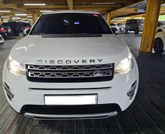 Frontansicht eines Mietwagens Land Rover Discovery Sport in Tirana, Albanien ✓ Auto Nr.13645. ✓ Automatisch TM ✓ 0 Bewertungen.