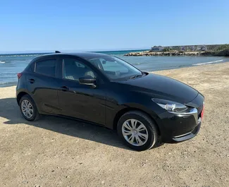 Innenraum von Mazda 2 zur Miete auf Zypern. Ein großartiges 5-Sitzer Fahrzeug mit Automatisch Getriebe.