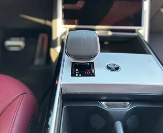 Innenraum von Land Rover Range Rover zur Miete in VAE. Ein großartiges 5-Sitzer Fahrzeug mit Automatisch Getriebe.