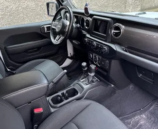 Jeep Wrangler Sahara 2021 zur Miete verfügbar in Tiflis, mit Kilometerbegrenzung unbegrenzte.