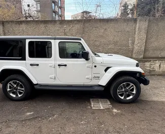 Benzin 2,0L Motor von Jeep Wrangler Sahara 2021 zur Miete in Tiflis.