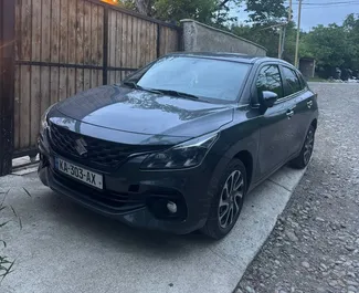 Frontansicht eines Mietwagens Suzuki Baleno in Tiflis, Georgien ✓ Auto Nr.13662. ✓ Automatisch TM ✓ 0 Bewertungen.