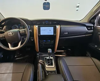 Frontansicht eines Mietwagens Toyota Corolla Cross in Dubai, VAE ✓ Auto Nr.13675. ✓ Automatisch TM ✓ 0 Bewertungen.