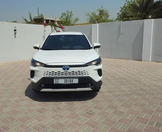 Vermietung Toyota Corolla Cross. Wirtschaft, Komfort, Crossover Fahrzeug zur Miete in VAE ✓ Kaution Einzahlung von 500 AED ✓ Versicherungsoptionen KFZ-HV, VKV Plus, Diebstahlschutz.